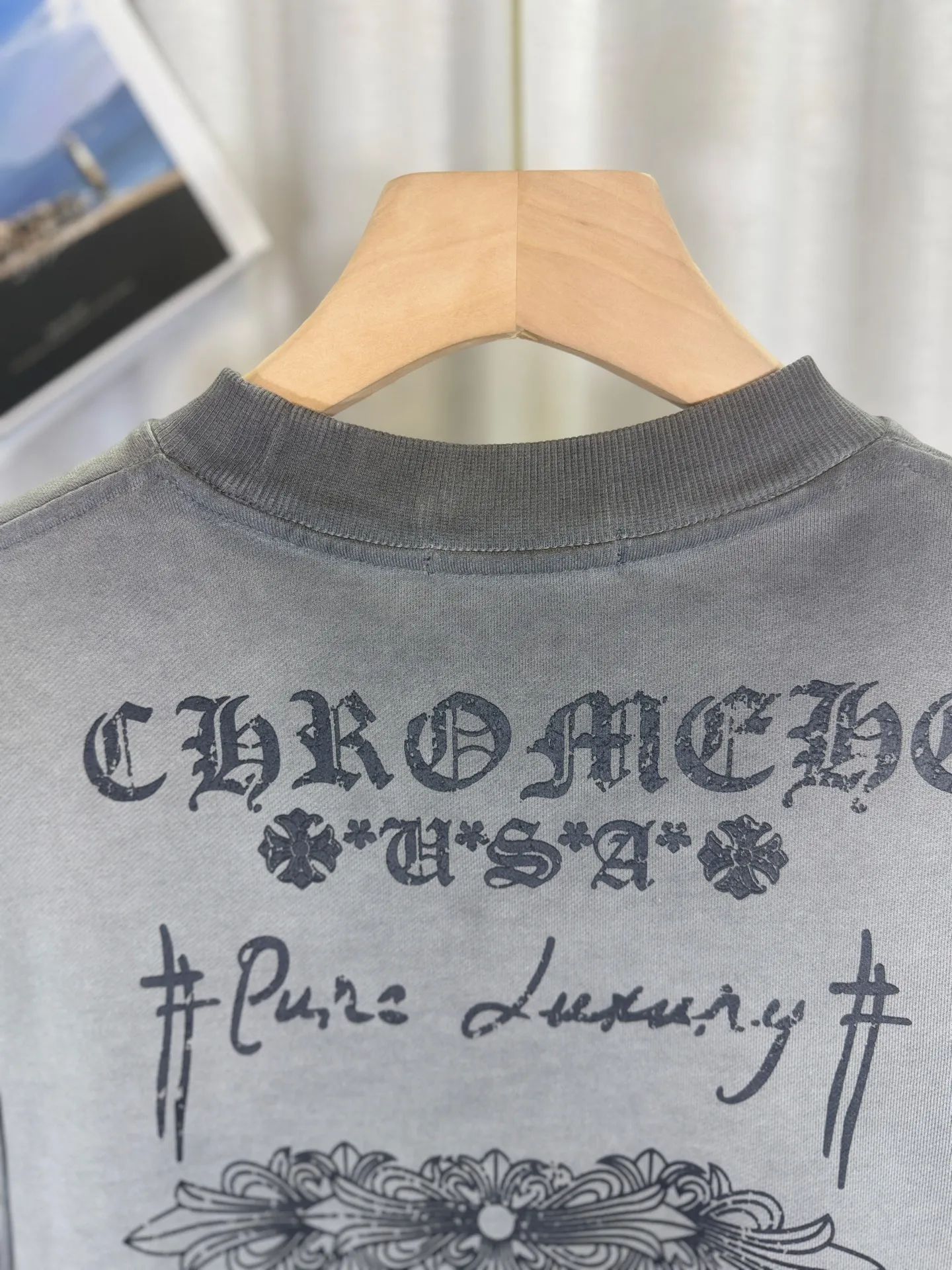 P260 top version, real shot without P, ​​different from market currency) 𝗖𝗵𝗿𝗼𝗺𝗲 𝗛𝗲𝗮𝗿𝘁𝘀/Cro Heart 2025 washed patch embroidery autumn and winter new original single counter American laser burnt 3D three-dimensional color embroidered couple casual sweatshirt 👑The highest version! Customized fabric 420g tripe terry fabric! American acid-washed and distressed original fabric laser burnt ✟appliqué embroidery and exquisite embroidery of letters! The best-selling model in the counter, very comfortable to wear. Accessories: original molded and authenticated collar label➕100% silk wash label. Genuine purchase-grade original hangtag➕matching hanging rope➕3D hanging beads➕original packaging bag. Craftsmanship: The original version has consistent wiring! The highest version of the armhole matching technique! Color: Earth Yellow Gray Black Size: S M L XL Style No.: 9320